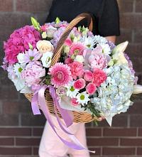 Композиция солнечный день в Александровке Донской Цветочная композиция из Розы, Хризантемы, Пионы и Лизиантусы в корзине в Александровке Донской