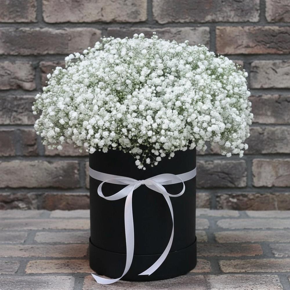 Цветочная композиция из Гипсофила в шляпной коробке в Александровке Донской