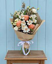 Букет цветов из:  Альстромерии, Лизиантусы, Розы и Хризантемы в Александровке Донской