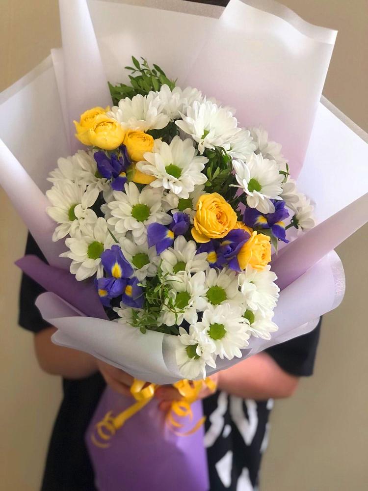 Букет цветов из: Ирисы, Хризантемы и Розы в Александровке Донской