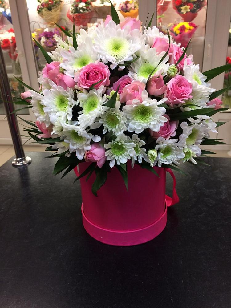 Цветочная композиция из Розы и Хризантемы в шляпной коробке в Александровке Донской