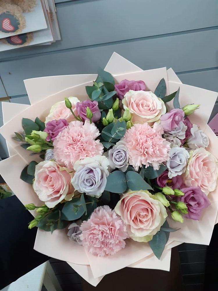 Букет цветов из: Розы, Гвоздики и Лизиантусы в Александровке Донской